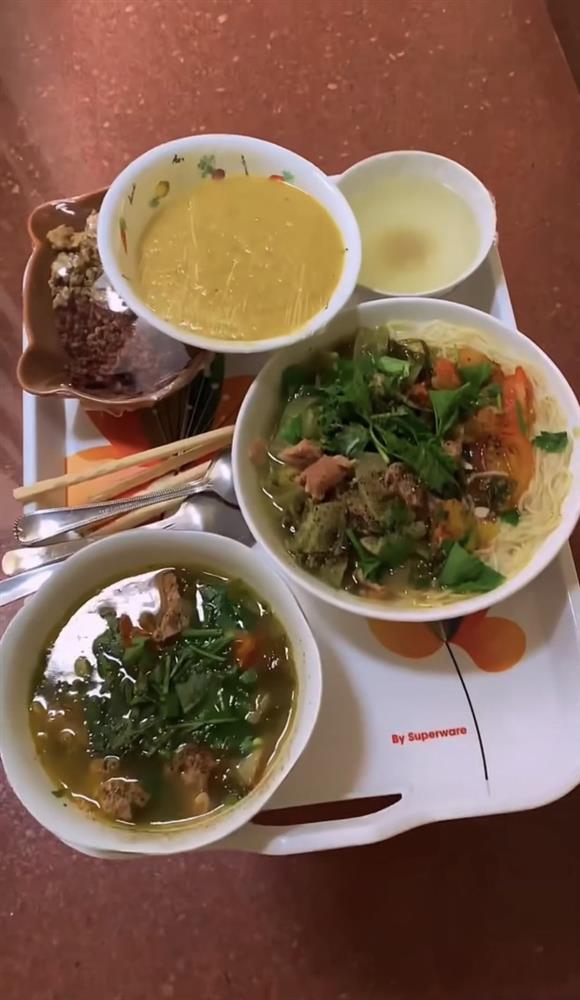 Loạt mâm cơm của gia đình F0 khiến dân mạng thi nhau trầm trồ-4