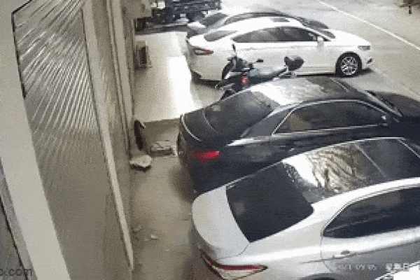 Đang mây mưa, cô gái rơi bụp xuống nóc xe hơi khóc dở mếu dở-1