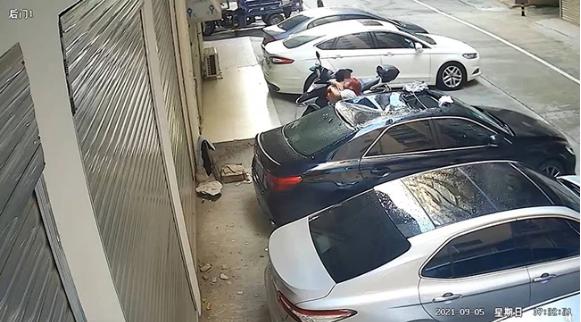 Đang mây mưa, cô gái rơi bụp xuống nóc xe hơi khóc dở mếu dở-4