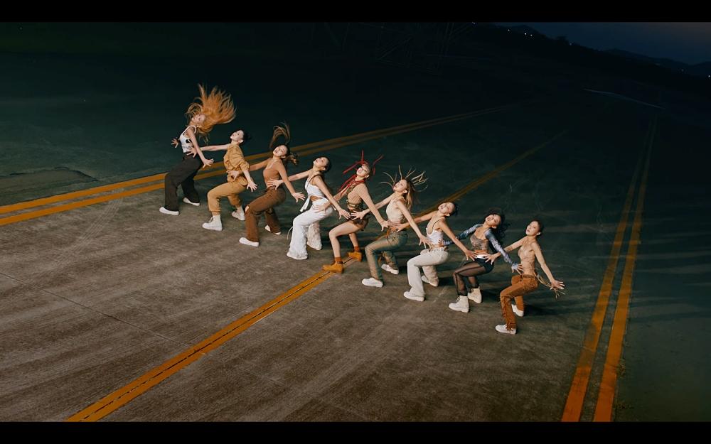 MONEY của Lisa: nhạc cuốn, body lộ xương sườn gây chú ý-2