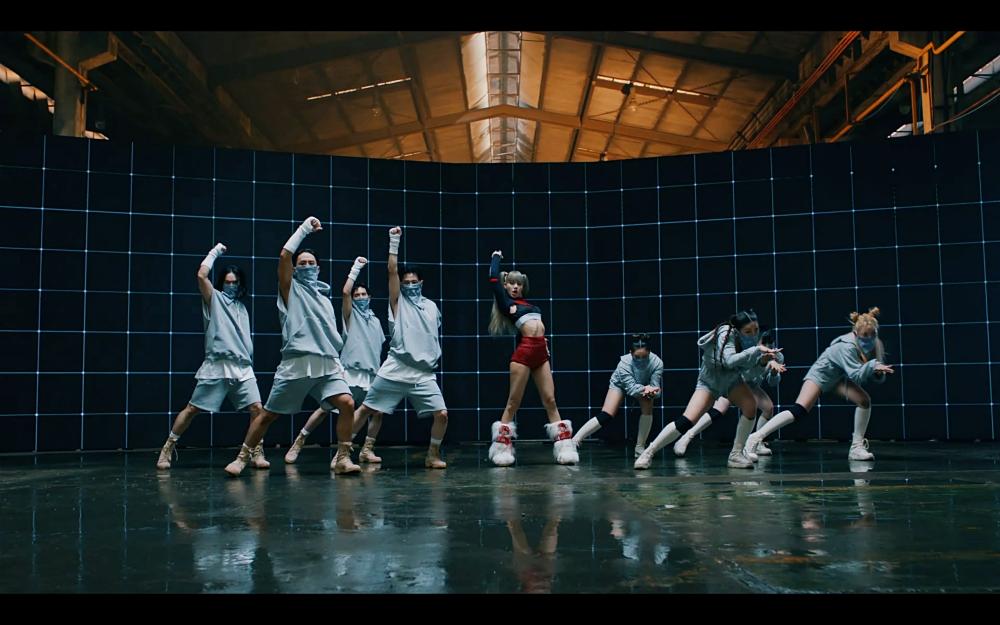 MONEY của Lisa: nhạc cuốn, body lộ xương sườn gây chú ý-3