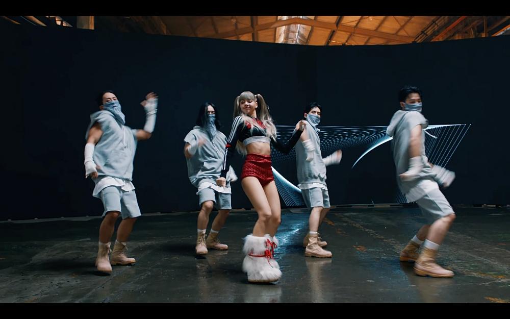 MONEY của Lisa: nhạc cuốn, body lộ xương sườn gây chú ý-6