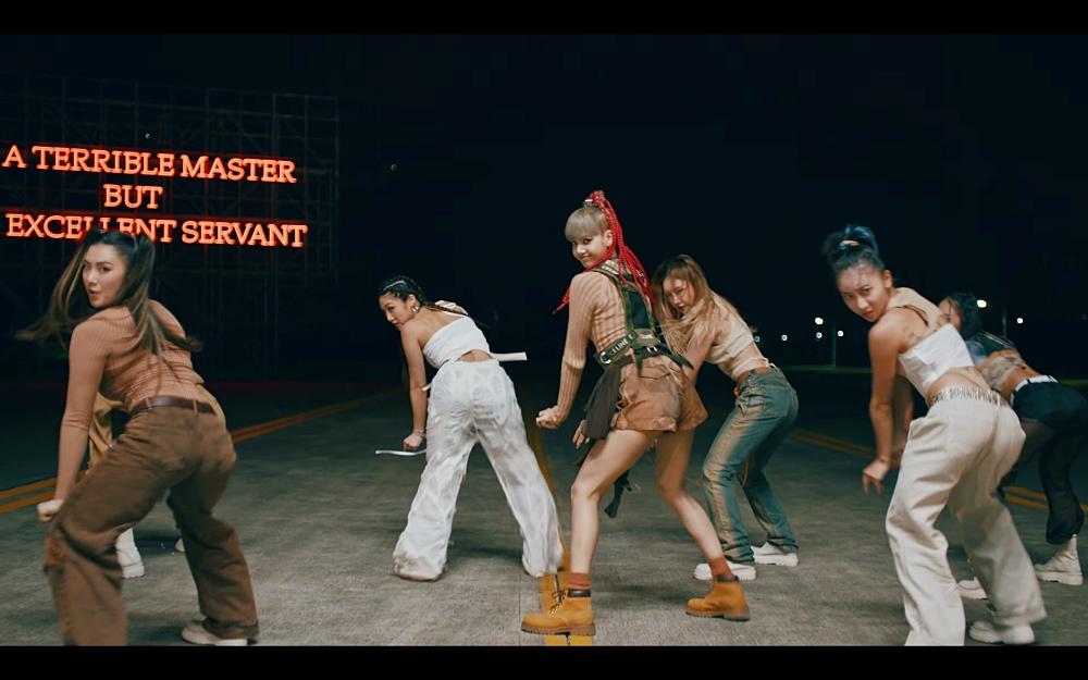 MONEY của Lisa: nhạc cuốn, body lộ xương sườn gây chú ý-4