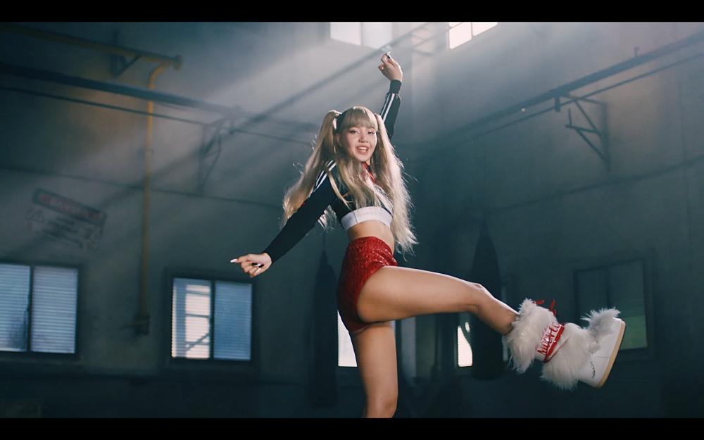 MONEY của Lisa: nhạc cuốn, body lộ xương sườn gây chú ý-9