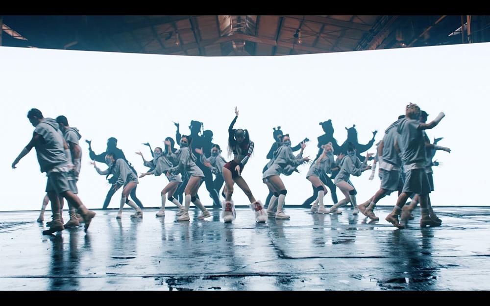 MONEY của Lisa: nhạc cuốn, body lộ xương sườn gây chú ý-8