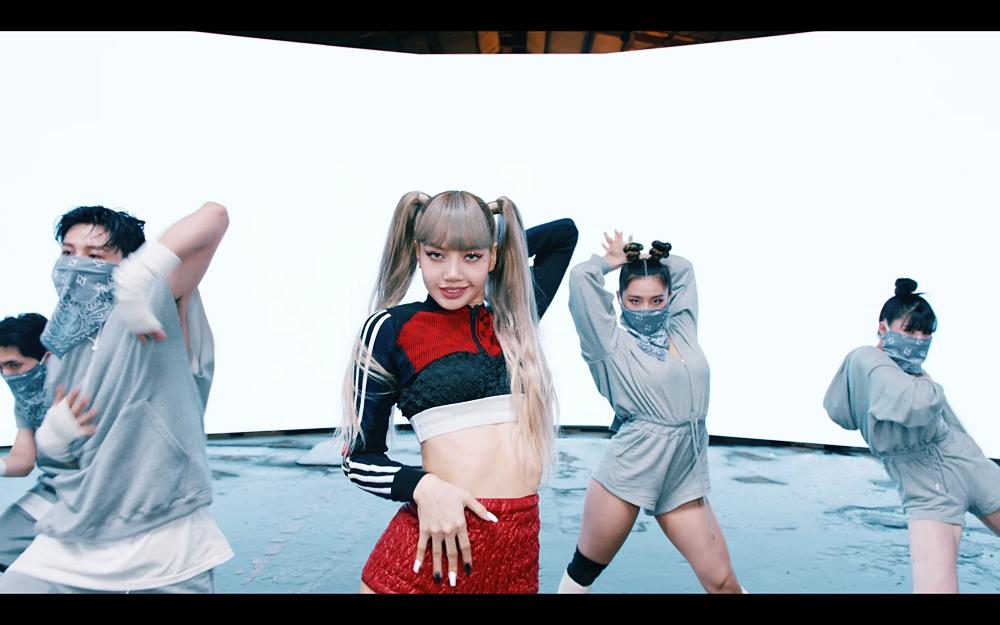 MONEY của Lisa: nhạc cuốn, body lộ xương sườn gây chú ý-7