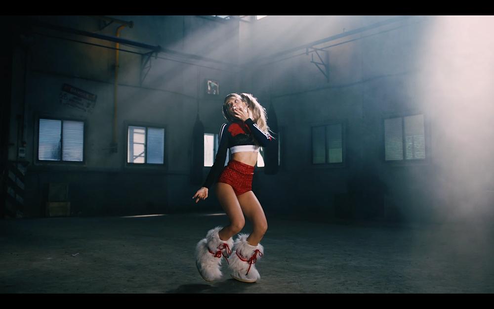 MONEY của Lisa: nhạc cuốn, body lộ xương sườn gây chú ý-10