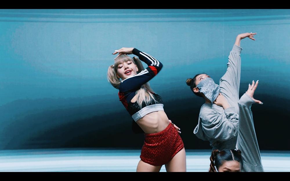 MONEY của Lisa: nhạc cuốn, body lộ xương sườn gây chú ý-11