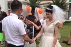 Bé trai 12 tuổi khóc nấc khi làm chủ hôn ngày vui của mẹ với bố dượng