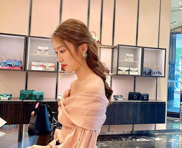 Tủ đồ Dior, Gucci,... bạc tỷ của MC mới Đường Lên Đỉnh Olympia-6