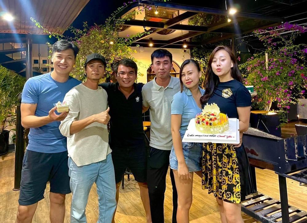 Dự sinh nhật Phương Oanh, Mạnh Trường lôi thôi khác xa phim-3