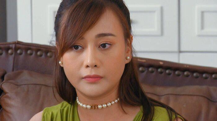 Phương Oanh mặc xấu lộ bắp tay to nhưng phụ kiện vẫn bán ầm ầm-2