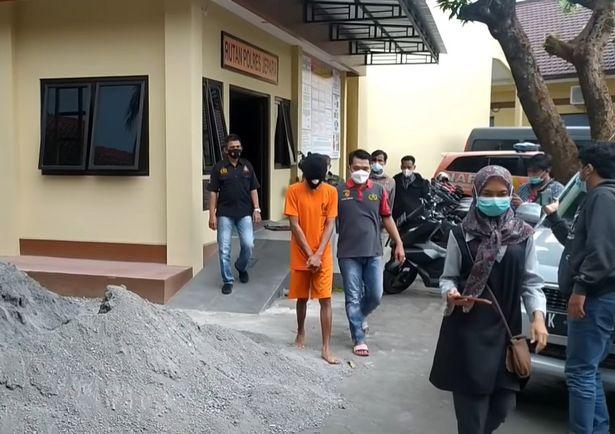 Xem ti vi nhiều bị mắng, con trai nổi điên cầm dao đâm mẹ tử vong-1