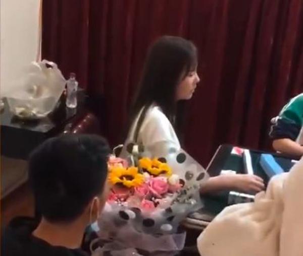 Cô gái lạnh lùng chơi bài kệ nam thanh niên quỳ gối cầu hôn-1