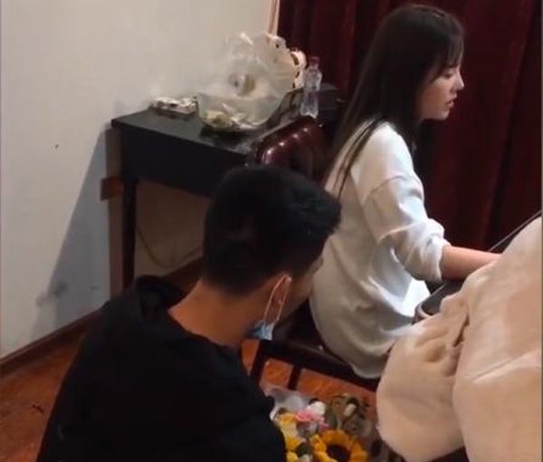 Cô gái lạnh lùng chơi bài kệ nam thanh niên quỳ gối cầu hôn-2