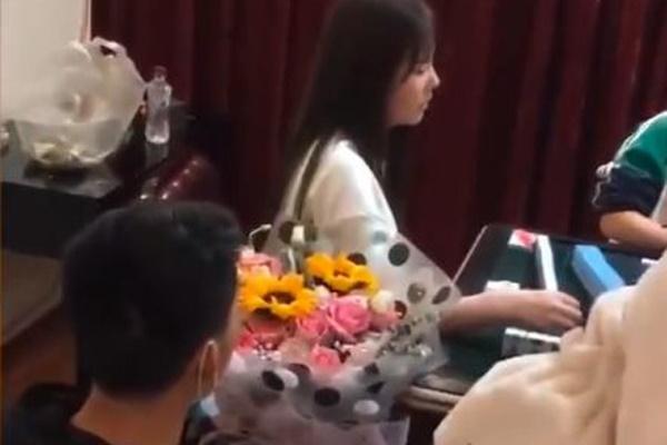 Dân mạng gato bạn trai mặc đồ phi hành gia cầu hôn bạn gái-3