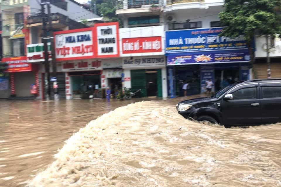 Quảng Ninh: Mưa lớn ngập đường, quân đội điều xe đón học sinh-10