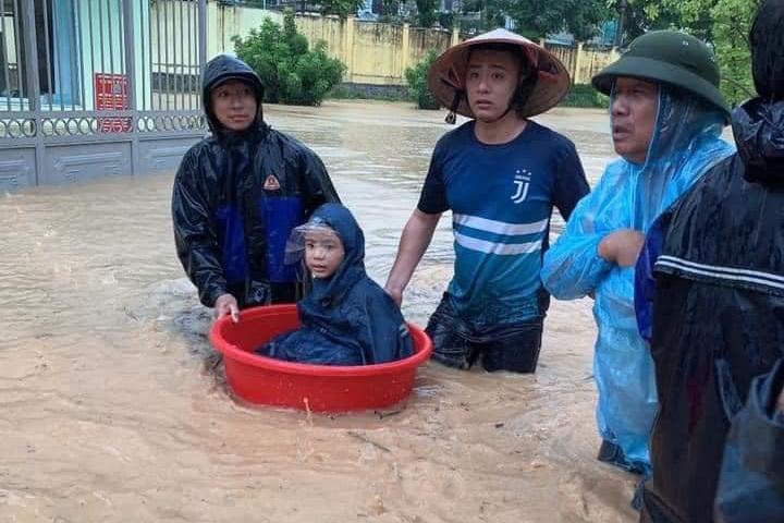 Quảng Ninh: Mưa lớn ngập đường, quân đội điều xe đón học sinh-4