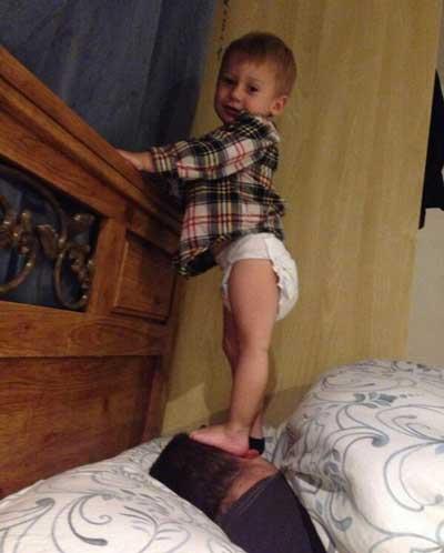 Các ông bô biến thành nạn nhân vì trót ngủ khi nhóc tì còn thức-9