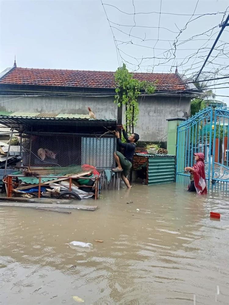 Quảng Ninh: Mưa lớn ngập đường, quân đội điều xe đón học sinh-11