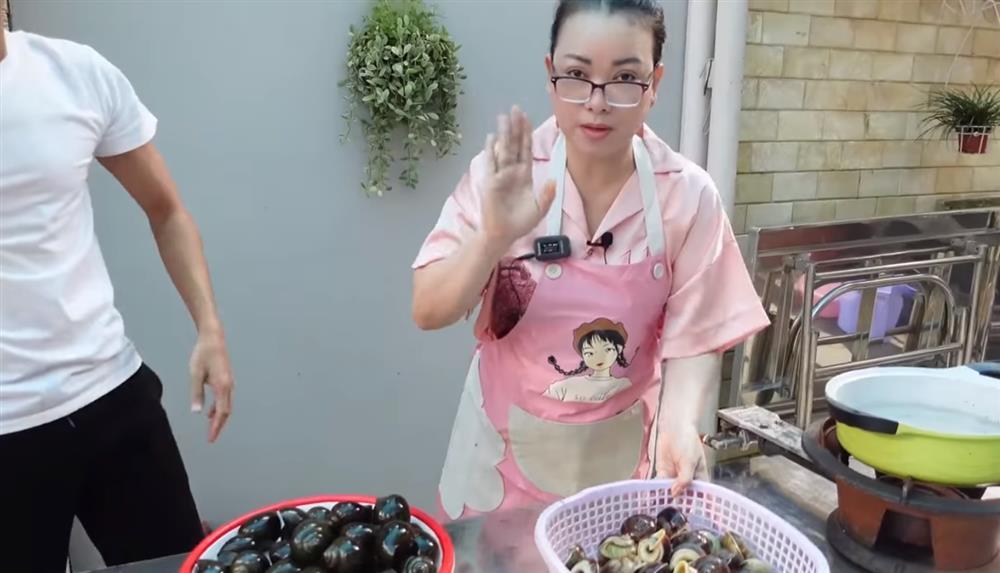 Mẹ vợ Mạc Văn Khoa gây sốt vừa đẹp lại sành điệu-5