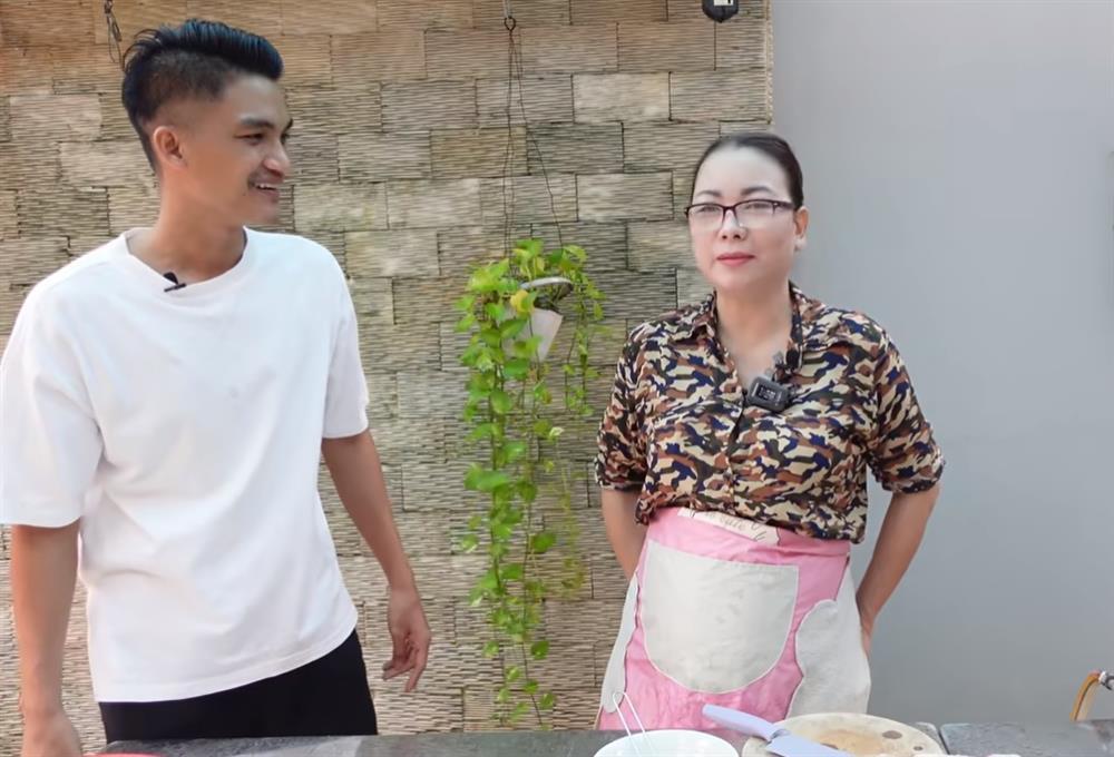 Mẹ vợ Mạc Văn Khoa gây sốt vừa đẹp lại sành điệu-8