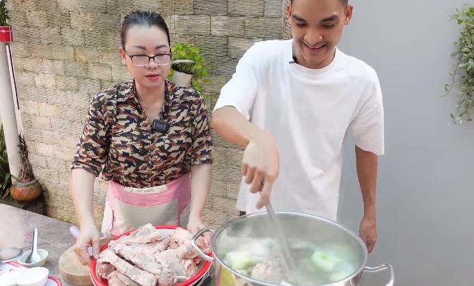 Mẹ vợ Mạc Văn Khoa gây sốt vừa đẹp lại sành điệu-7