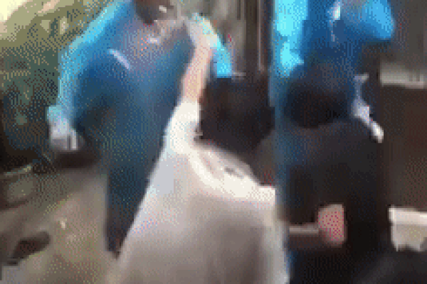Xôn xao clip người dân đánh nhân viên lấy mẫu xét nghiệm ở TP.HCM