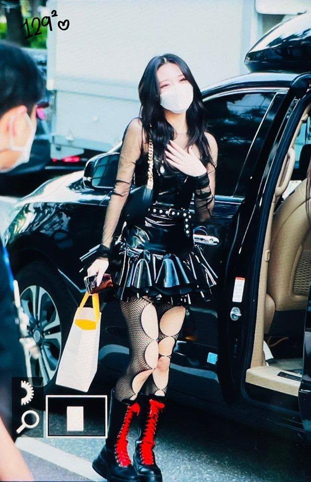 Stylist của ITZY hứng chỉ trích khi để em út 2k3 mặc váy ngắn, lộ cả ngực-3