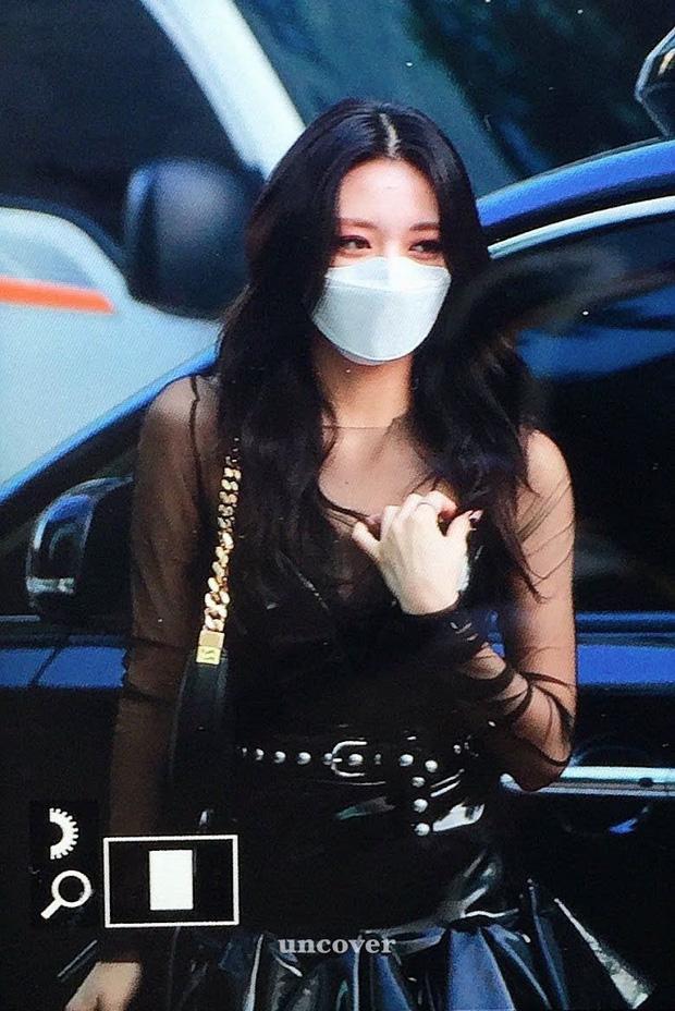 Stylist của ITZY hứng chỉ trích khi để em út 2k3 mặc váy ngắn, lộ cả ngực-4