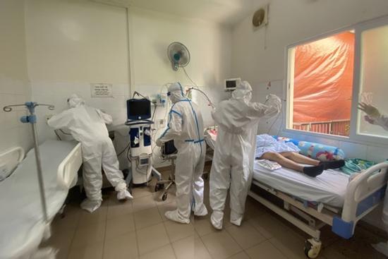 Xúc động bệnh nhân COVID-19 xin ở lại bệnh viện: 'Tôi chỉ về nếu đi cùng bố'