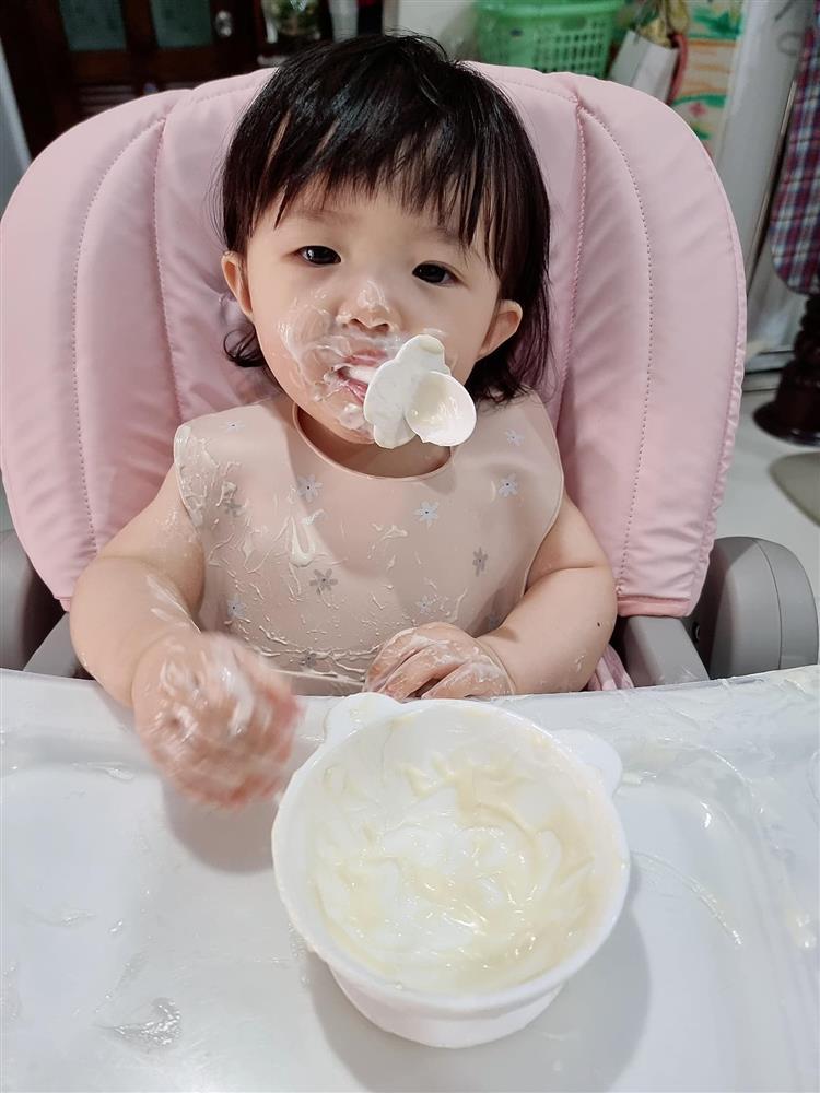 Con gái Đông Nhi ăn phô mai mà tưởng... đắp mặt nạ-2