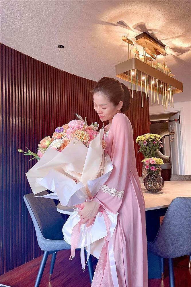 Lệ Quyên bị soi bụng bầu khi nhận hoa kỷ niệm của phi công trẻ-4