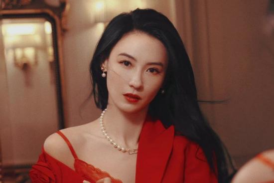 Trương Bá Chi đẹp ngỡ ngàng tuổi 41, Tạ Đình Phong có tiếc?