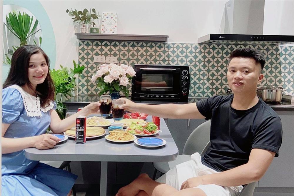 Chồng nấu cơm cữ cho vợ trong dịch, 30 ngày không trùng bữa-2