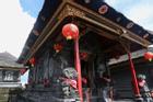 Chuyện tình sau ngôi đền thiêng ở Bali