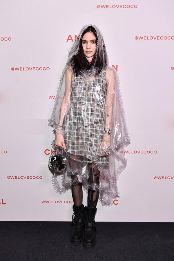 Grimes - cô ca sĩ vừa chia tay tỷ phú Elon Musk có gu ăn mặc dị biệt-7