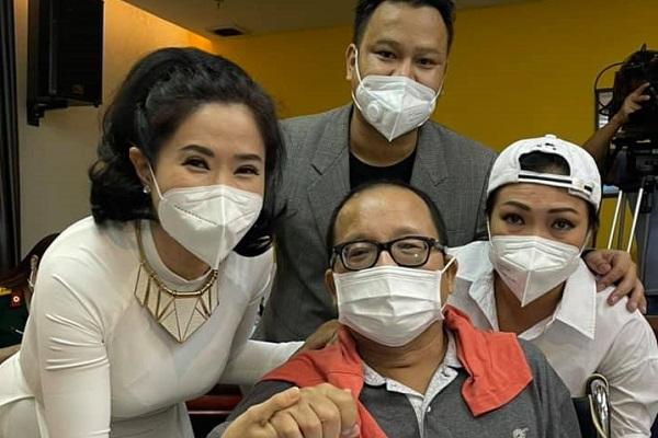 Nghệ sĩ Trần Mạnh Tuấn thổi saxophone ở bệnh viện-5