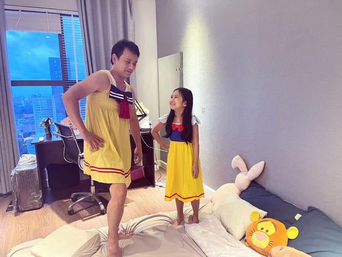 Kim Lý - Cường Đô La trông con: Người kín đáo, người thiếu vải-3