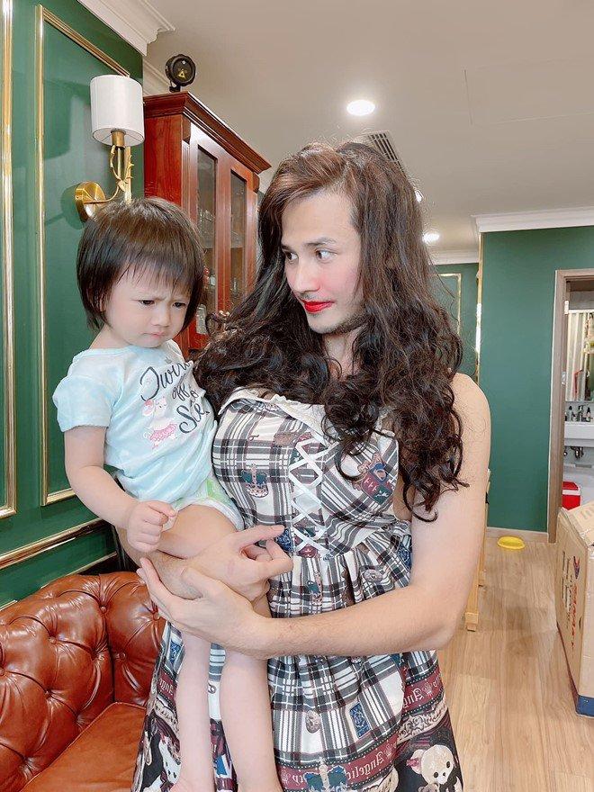 Kim Lý - Cường Đô La trông con: Người kín đáo, người thiếu vải-4