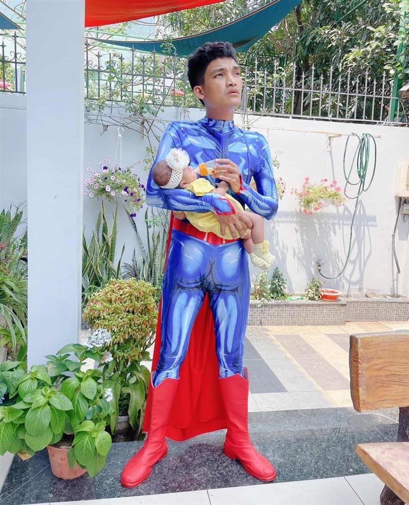 Kim Lý - Cường Đô La trông con: Người kín đáo, người thiếu vải-1