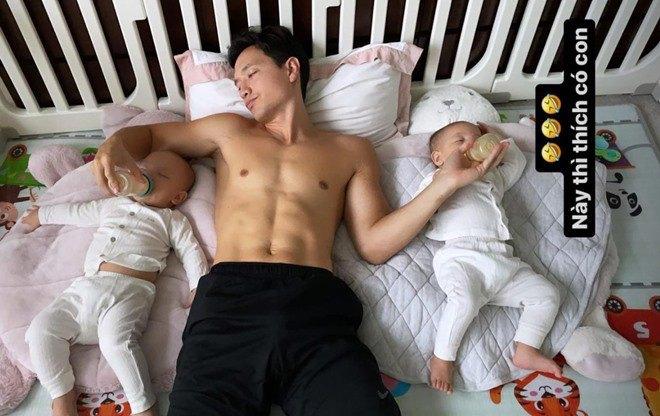 Kim Lý - Cường Đô La trông con: Người kín đáo, người thiếu vải-8