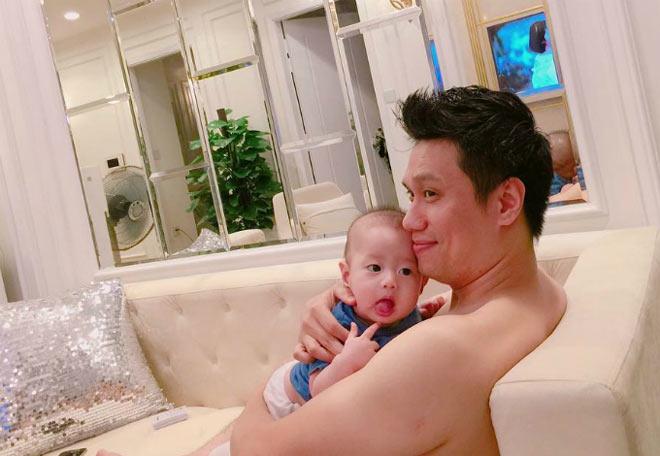 Kim Lý - Cường Đô La trông con: Người kín đáo, người thiếu vải-12