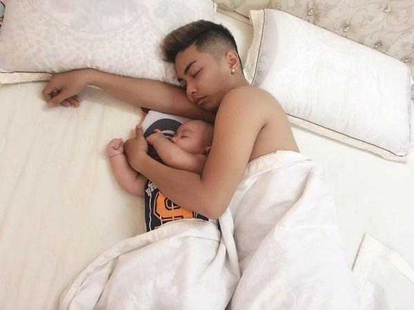 Kim Lý - Cường Đô La trông con: Người kín đáo, người thiếu vải-15