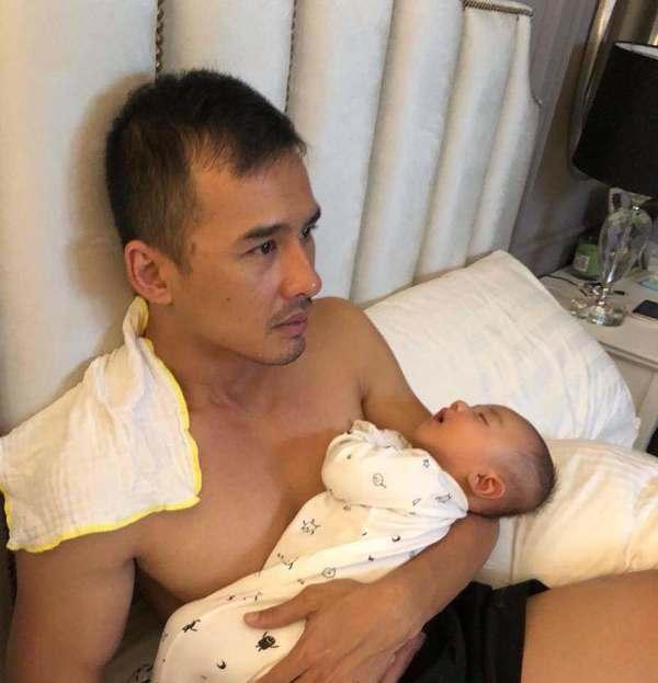 Kim Lý - Cường Đô La trông con: Người kín đáo, người thiếu vải-16