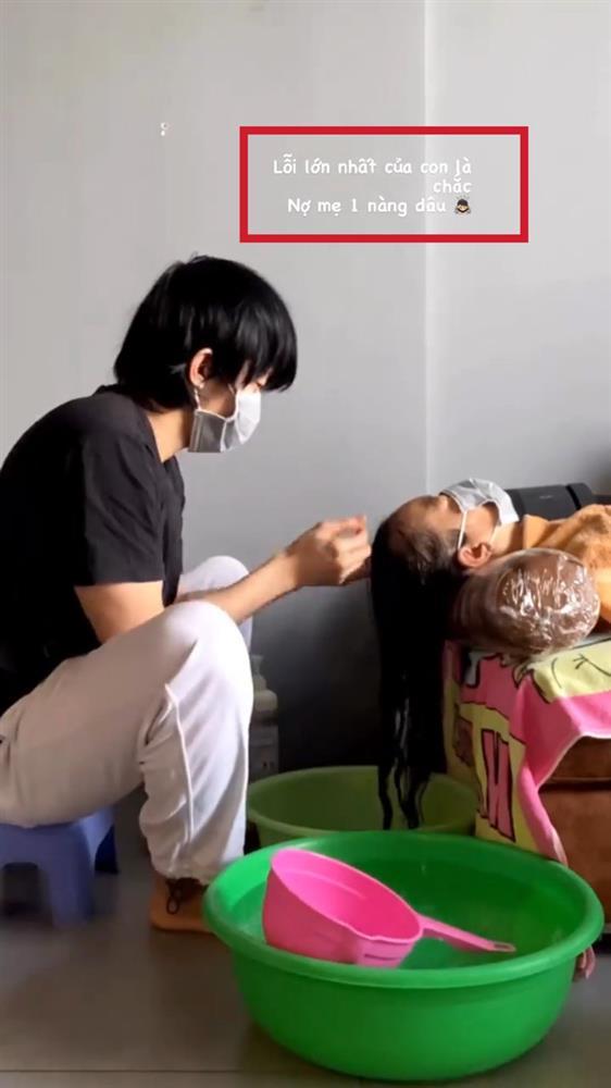 Kay Trần tung clip gội đầu cho mẹ, caption nàng dâu gây chú ý-1