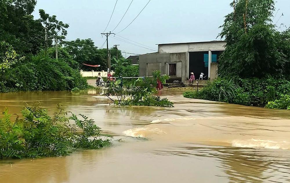 Thủy điện và hồ đập xả lũ, nhà dân ở Nghệ An ngập sâu trong nước-4