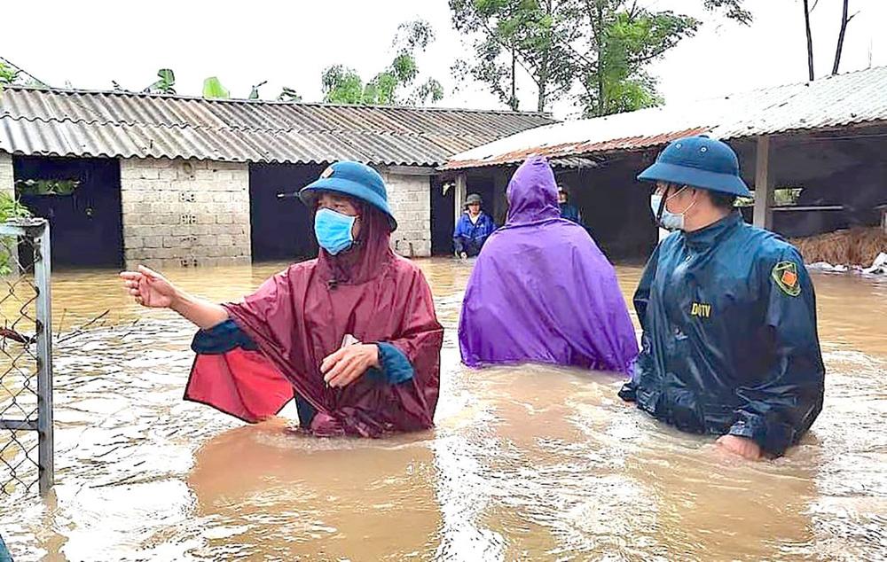 Thủy điện và hồ đập xả lũ, nhà dân ở Nghệ An ngập sâu trong nước-5