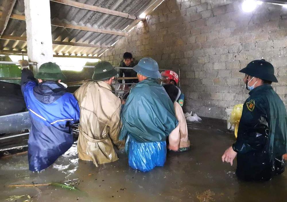 Thủy điện và hồ đập xả lũ, nhà dân ở Nghệ An ngập sâu trong nước-6