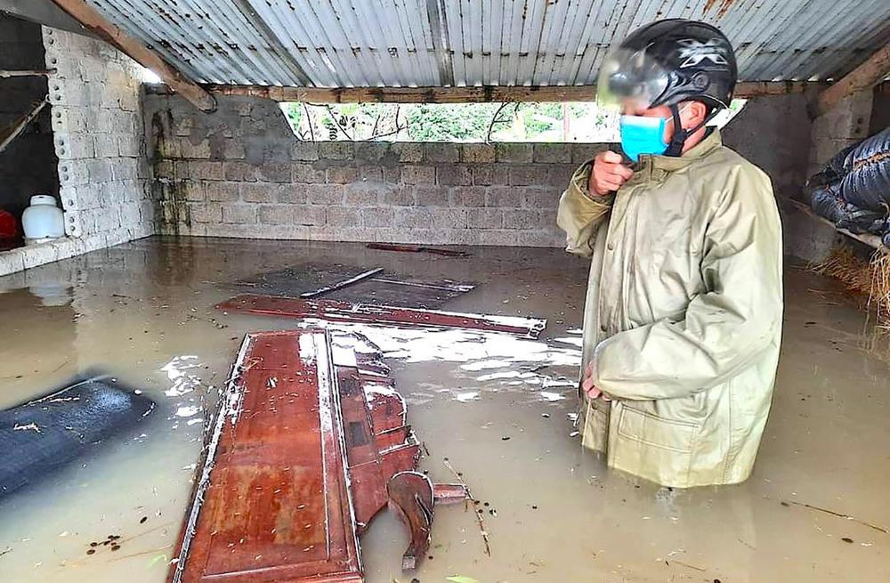 Thủy điện và hồ đập xả lũ, nhà dân ở Nghệ An ngập sâu trong nước-7